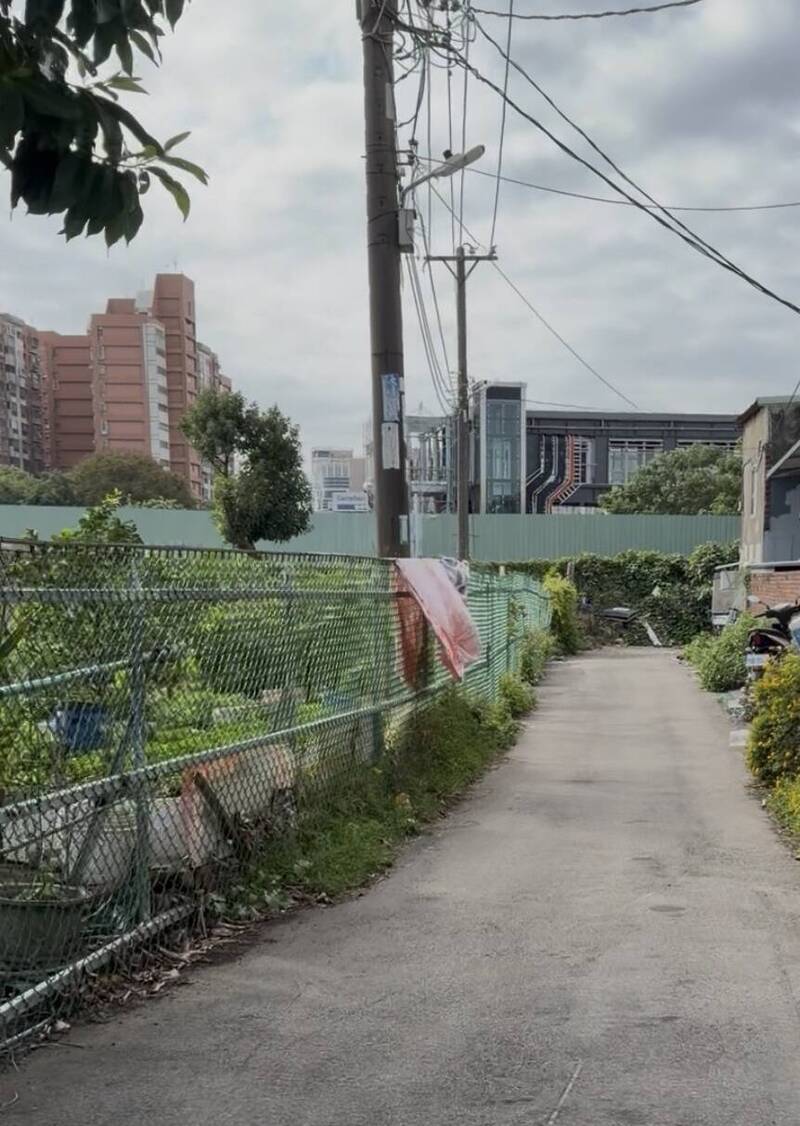 內壢車站跨站天橋將增設東側出入口與人行空間，將串聯興仁路一段20巷。（記者周敏鴻攝）