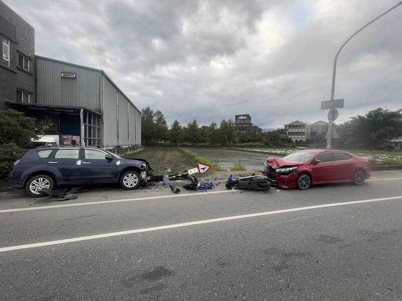 宜蘭轎車恍神衝對向 機車閃避不及遭撞飛