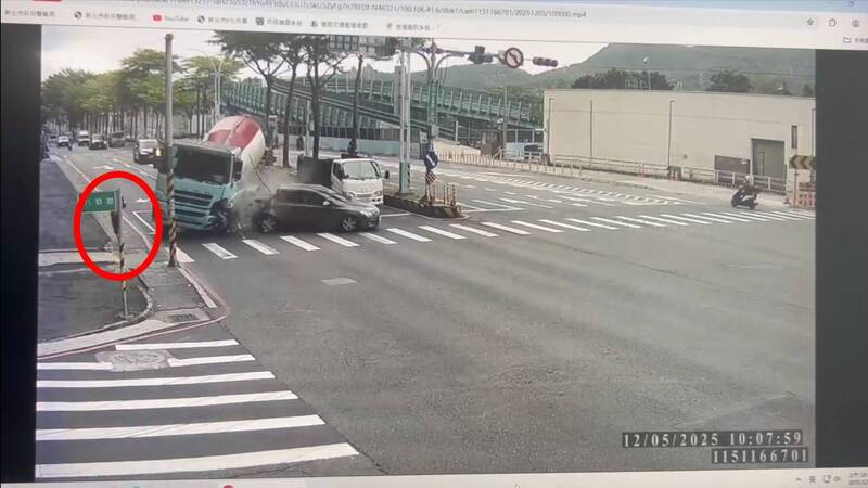 妇人差点被撞到。（记者徐圣伦翻摄）