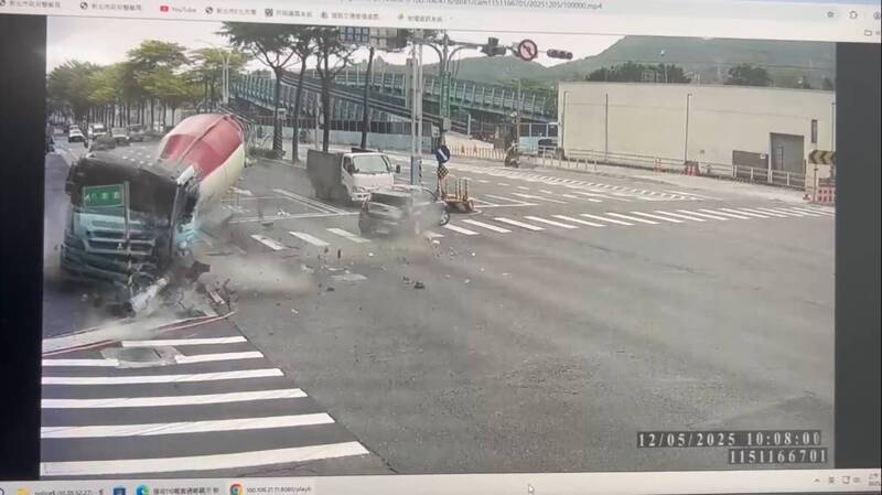 人行号志灯杆被撞断。（记者徐圣伦翻摄）