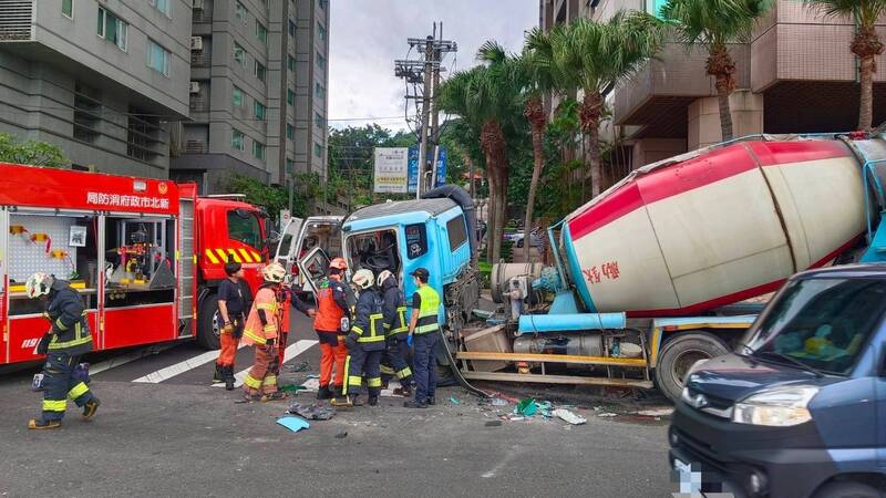 新北水泥預拌車闖紅燈   撞完前車差數十公分險撞上路人