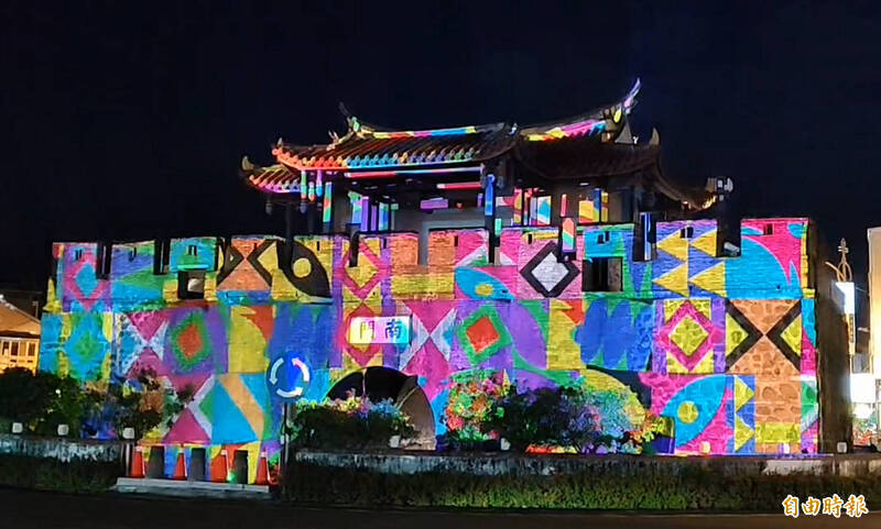 恆春古城150歲「回春」！ 南門光雕秀美翻夜空