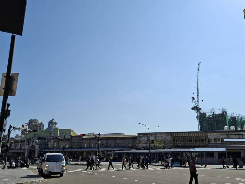 新竹火車站後方長出高樓層的建案巨獸，且起重機有如一把利劍刺入火車站古蹟鐘塔般，文化人士痛批建案完工後恐破壞天際線及城市景觀。（記者洪美秀攝）