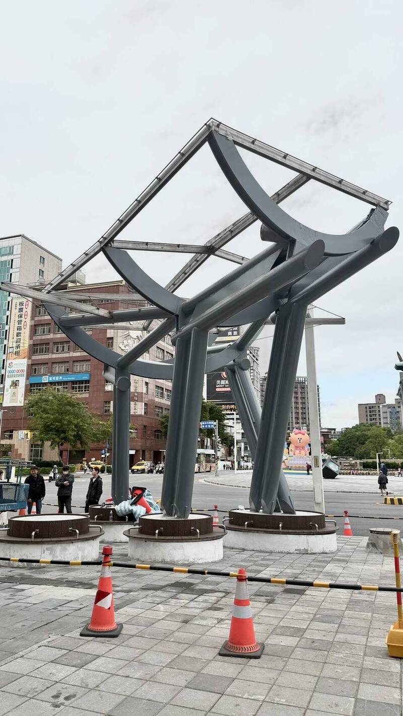 府中遊龍陸橋殘餘結構改遮陽 新北議員：勿把問題殘體包裝成街道家具