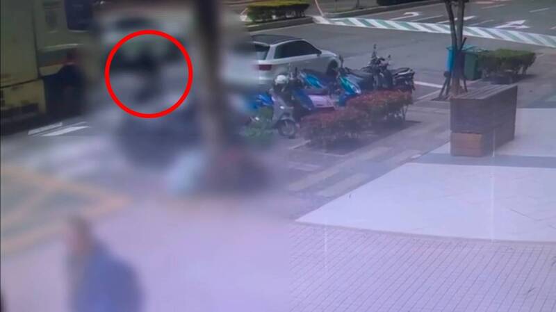 大貨車未注意  女騎士出停車場切車道遭輾斃