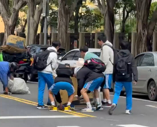 資收翁紙箱散落一地 南港高工6生1暖舉被讚爆
