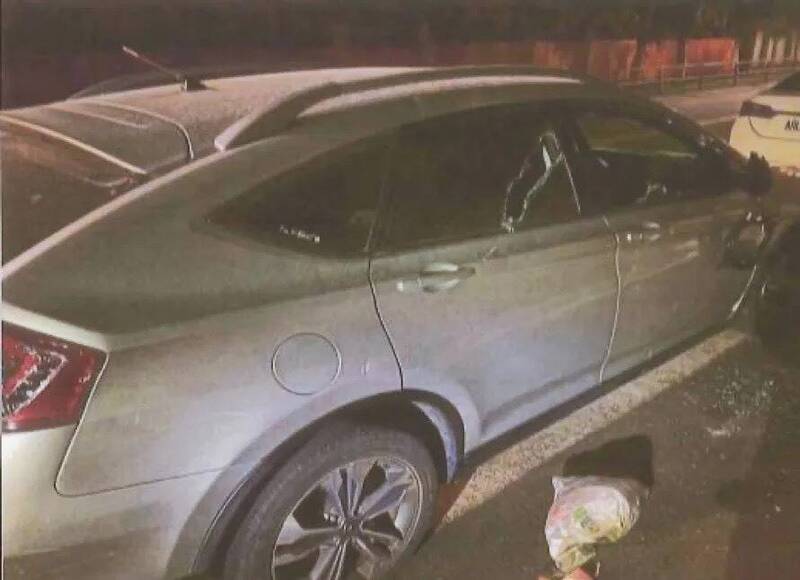 陈男情绪失控，猛砸自家车泄愤。（民众提供）