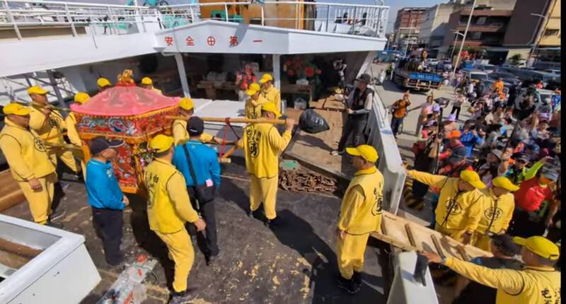 「粉紅超跑」高雄贊境 首度登船、賜福