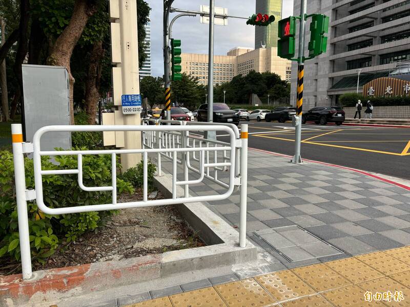 「怕樹撞人」？文山、信義區人行道護欄設內側 北市新工處回應了