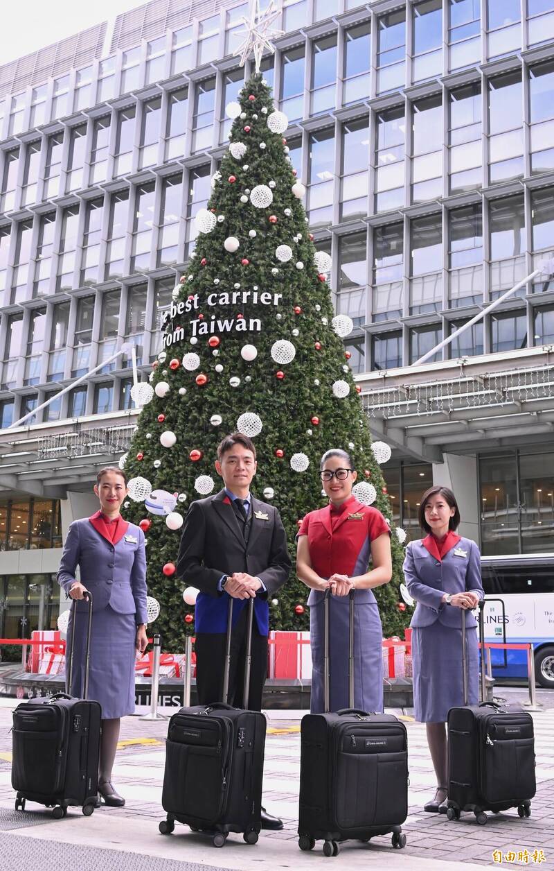 華航推出新措施——客艙組員可配戴眼鏡服勤。（記者劉信德攝）