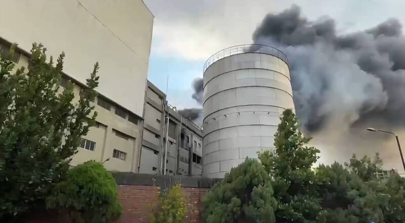 頭份工廠火警，濃煙竄天。（民眾提供）