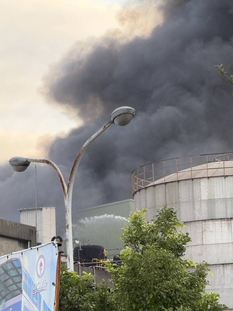 頭份工廠火警，濃煙竄天。（民眾提供）
