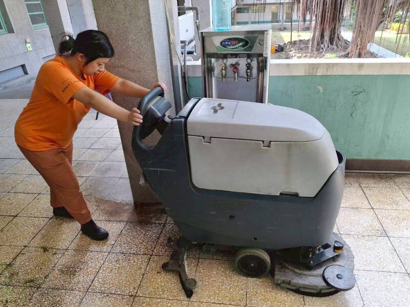 瑪利亞清潔工作隊磐石隊的小祖是洗地打蠟高手」，會操作打蠟機，洗地乾淨又光亮。（瑪利亞提供）