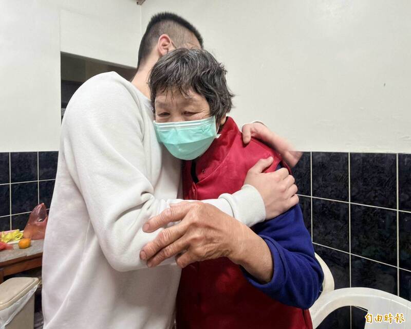 黃男與阿嬤激動相擁。（記者湯世名攝）