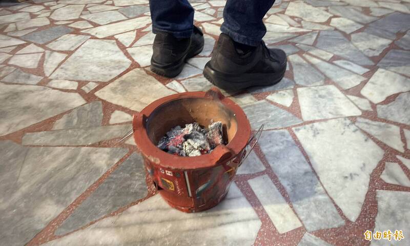 黃男過火去霉。（記者湯世名攝）