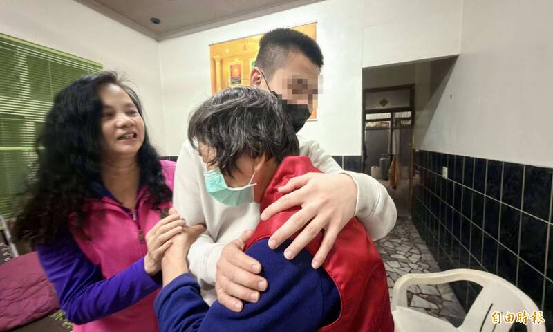 19歲孫激動擁抱鹹粥嬤！涉詐中國關1年遣返 感嘆 「還是台灣好」