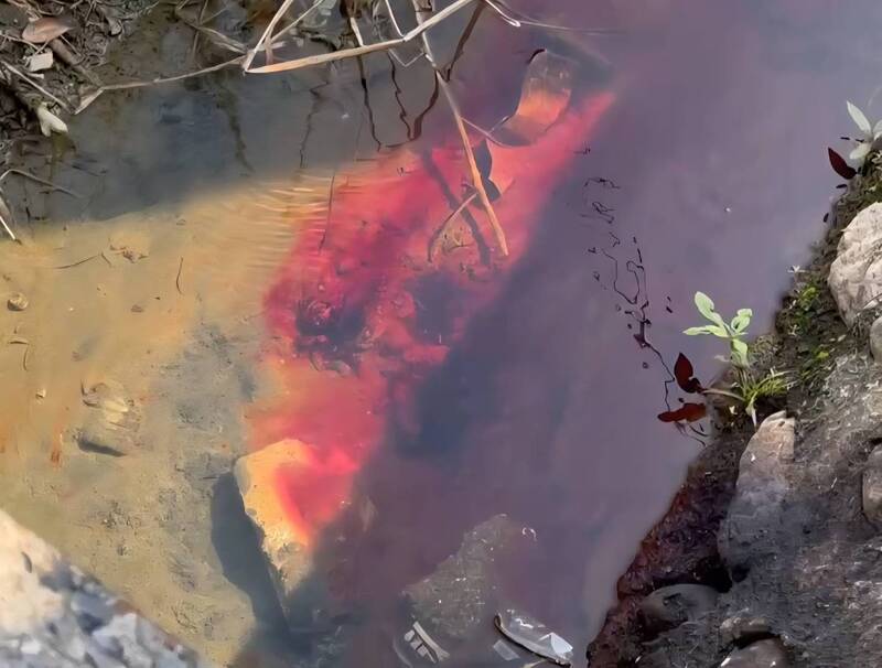 屏東萬丹鄉排水溝驚現紅色物質 急採樣化驗