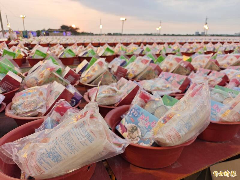 仁德北極殿建教醮普度，供品多達2.6萬盆。（記者吳俊鋒攝）