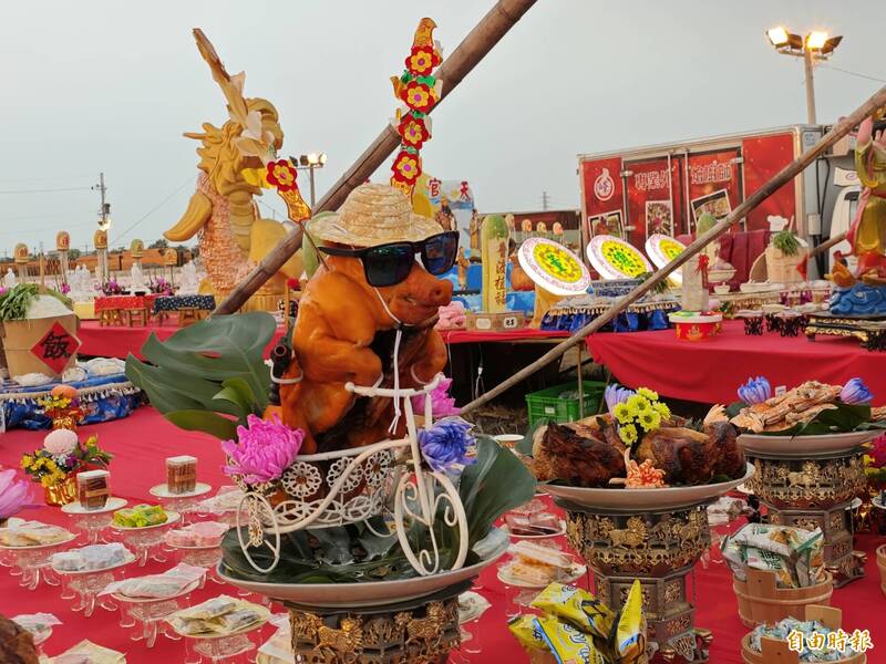 仁德北極殿建醮普度，各式供品琳瑯滿目。（記者吳俊鋒攝）