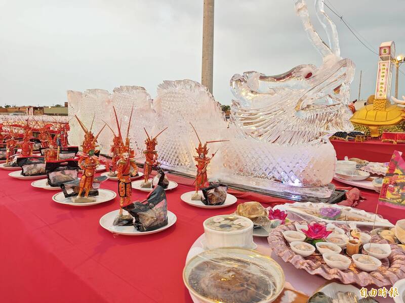 仁德北極殿建醮普度，各式供品琳瑯滿目，大型冰雕也上場。（記者吳俊鋒攝）