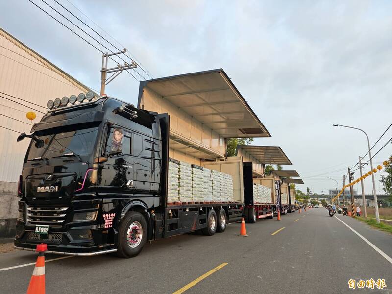 仁德北極殿建醮普度，供品琳瑯滿目，1640噸民生物資直接連車停靠路邊，虔誠敬拜。（記者吳俊鋒攝）
