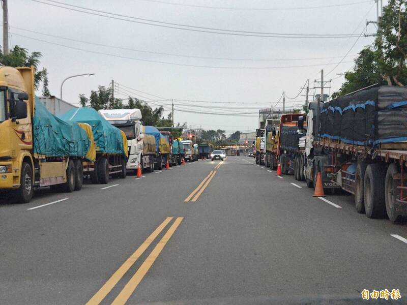 仁德北極殿建醮普度，1640噸民生物資難以進場，載運的大卡車直接停靠路邊。（記者吳俊鋒攝）