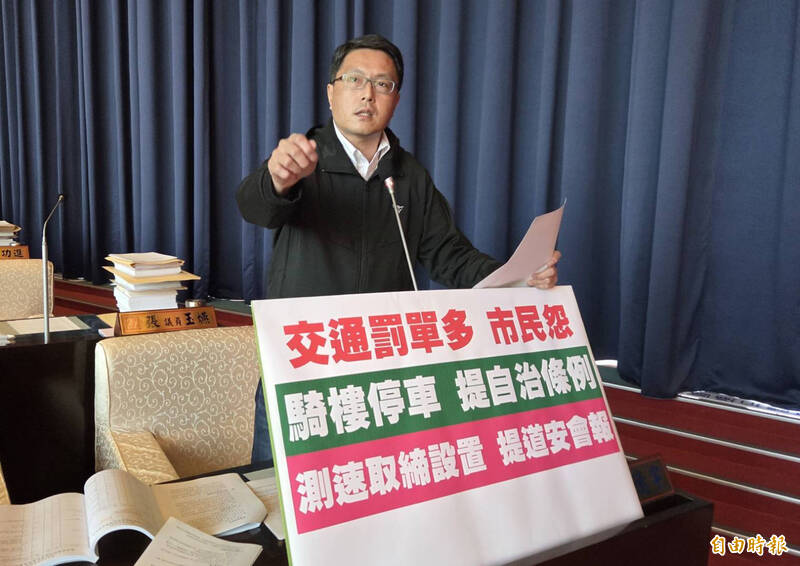 林德宇指出，台中市罰單收入連年暴漲，騎樓停車、測速取締是市民抱怨不滿排行前幾名。（記者蔡淑媛攝）