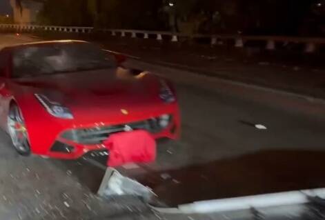 才剛保養完...紅色法拉利失控撞倒電桿 仁武澄觀路大塞車