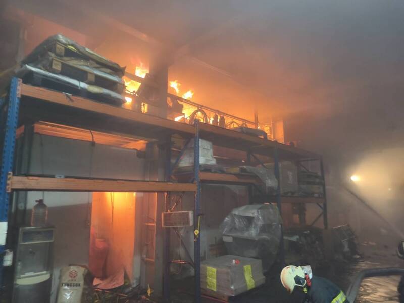 竹北資收廠大火!陷火海全面燃燒近3小時灌救中