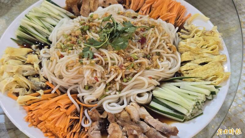 以「兼職賣涼麵」違法解僱員工 法院判公司須補發薪資