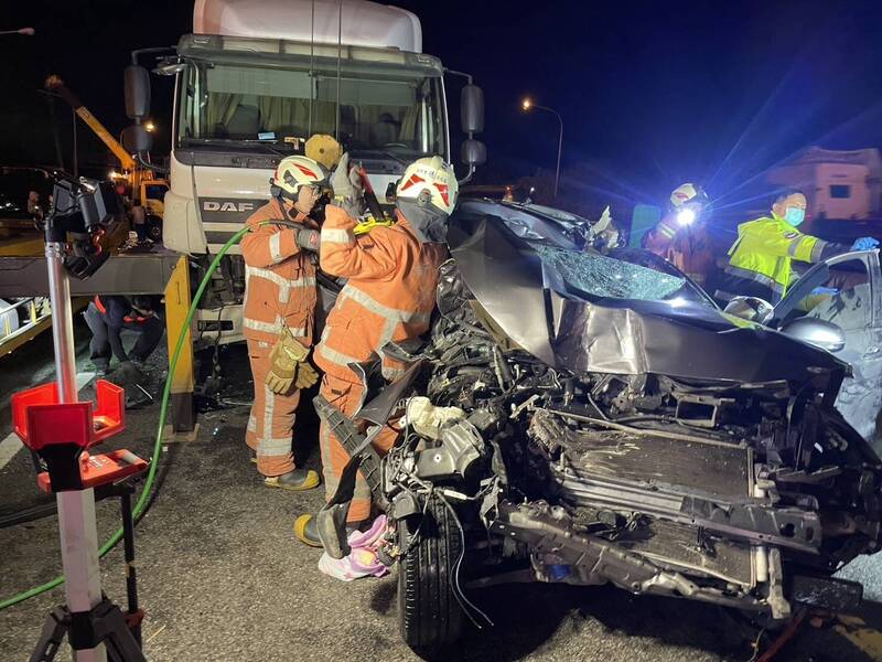 國3香山段4車追撞6傷  小轎車擠成廢鐵