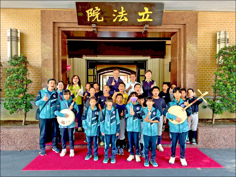 恆春小將圓夢 參訪立院、棒球場