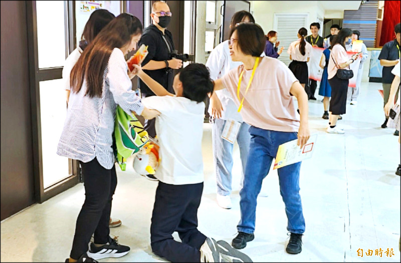 全國高中生技藝賽 奪冠學生跪謝師恩