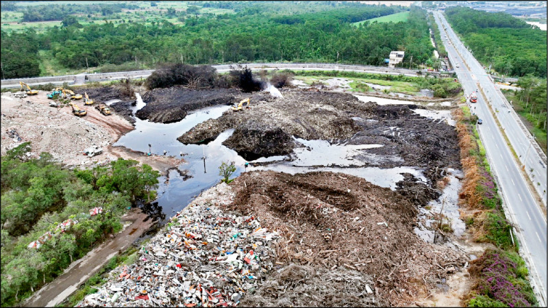 燒13天 烏樹林暫置場火災撲滅