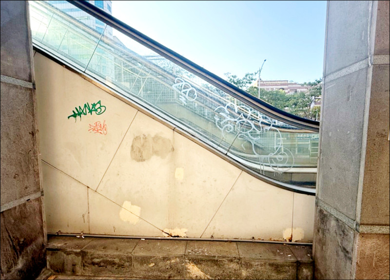 木椅、棧道破損 台北文化小旅行掉漆