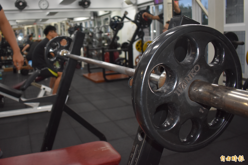 巴西「館長」健身房臥推手滑 槓鈴砸胸送醫不治