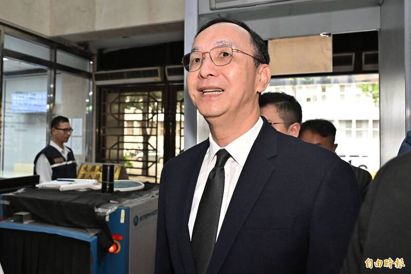 朱立倫抵達地檢署僅保持微笑，未受訪。（記者陳志曲攝）