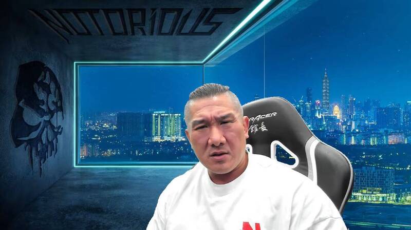 切割黃國昌、小草人氣暴跌?館長直播驚成「簡中」聊天室