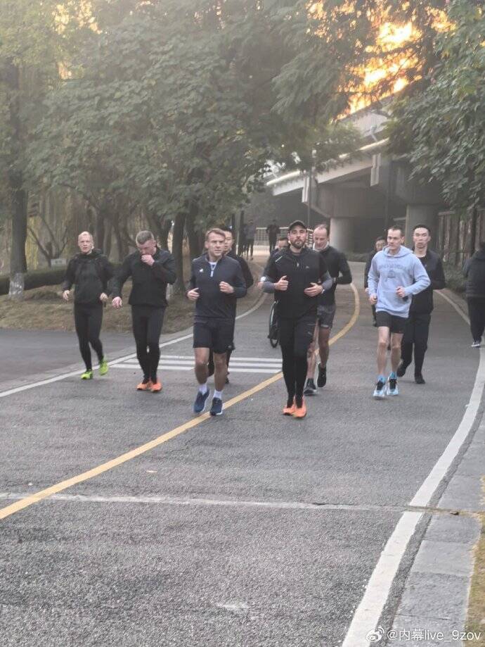 糗！馬克宏成都「短褲晨跑」秀親民  微博瘋傳隨扈意外落水片