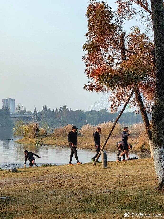 馬克宏隨扈疑似落水。（擷取自微博）