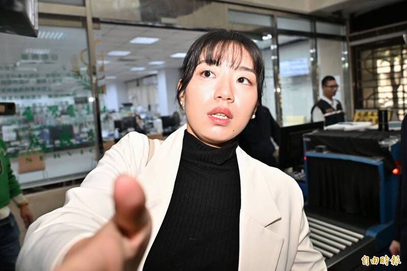 楊智予上午9時37分進入地檢署，約11時50分訊後請回。（記者陳志曲攝）