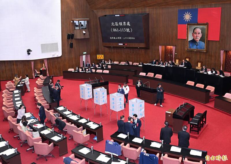 立法院5日進行財劃法修正部分條文覆議案投票，又遭藍白立委否決。（記者方賓照攝）