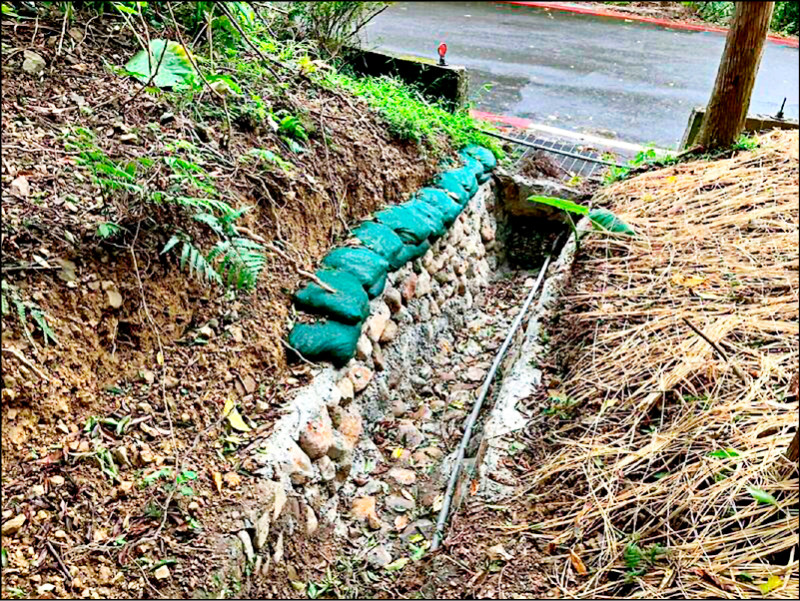 石碇添生態廊道 「食蛇龜」標誌提醒