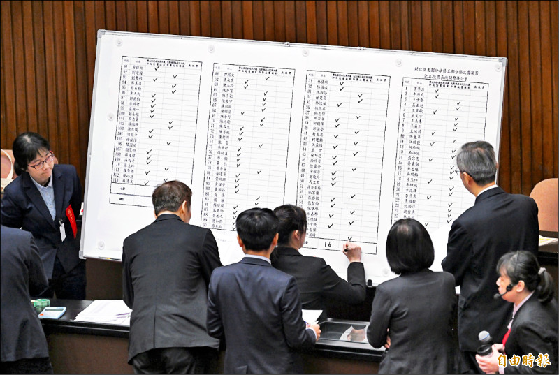 立法院否決財劃法覆議案 綠：下一代被推去當人肉信用卡