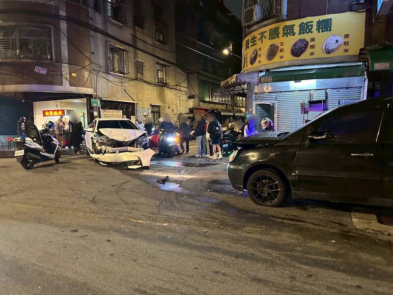 中和轎車逆向與機車腳踏車對撞釀3傷 男被驗出毒駕搜出「喪屍菸彈」