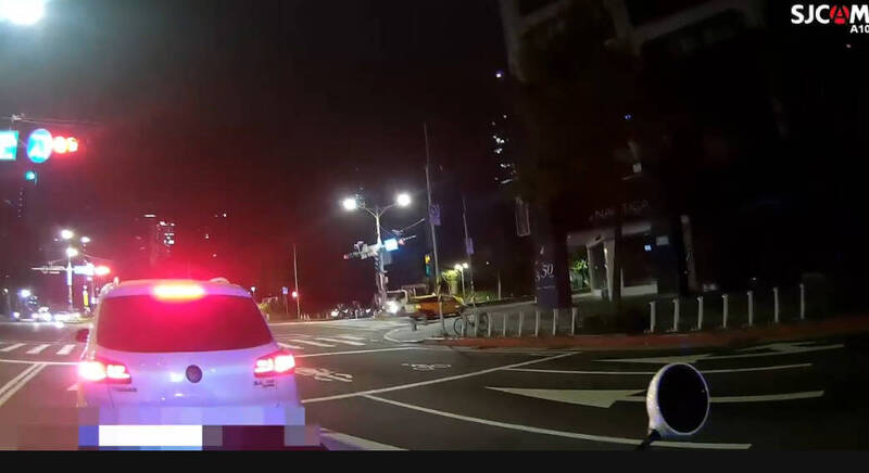 駕駛昏睡忠孝東路車道 警破窗驚醒酒駕男送辦