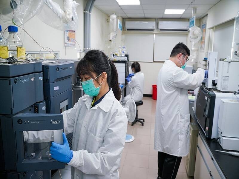 屏東縣檢驗中心強化毒品檢驗量能，提升喪屍煙彈查緝效能。（屏東縣政府提供）