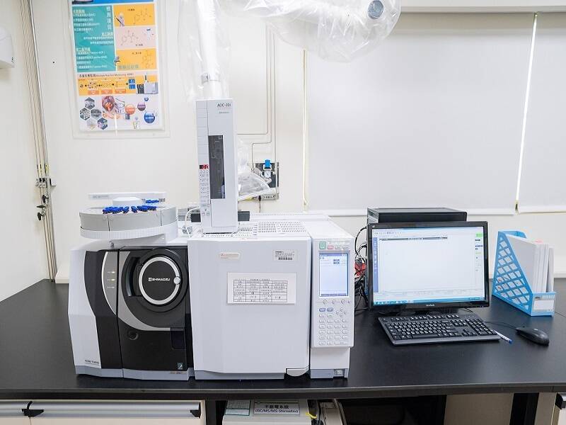 毒品檢驗儀器－氣相層析串聯式質譜儀。（屏東縣政府提供）