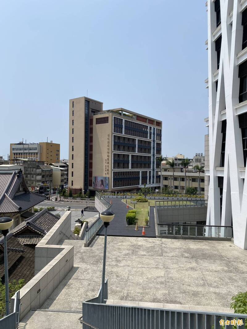 彰化歲末系列活動將在這個月14日率先登場，由「聖誕樹主燈點燈」在縣立美術館前廣場揭開序幕，屆時2樓露台也會有裝置藝術出現。（記者張聰秋攝）