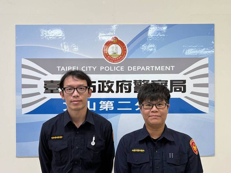 景美派出所巡佐曾俊哲（左）、警員潘惠滿（右）。（記者鄭景議翻攝）